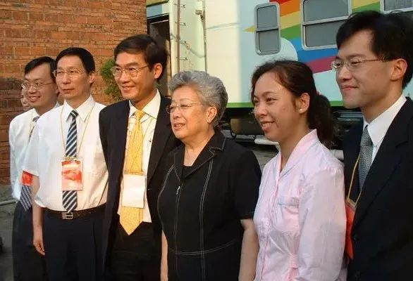 2007年，時任國務院副總理吳儀參觀健康快車顯微手術培訓中心。