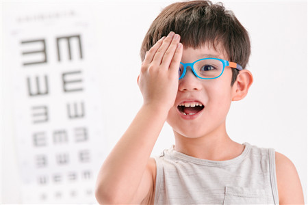 惠州希瑪眼科醫院：小孩子晚上開燈睡覺還會導致近視？